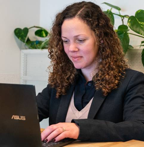 consultor-trabajando-vmica